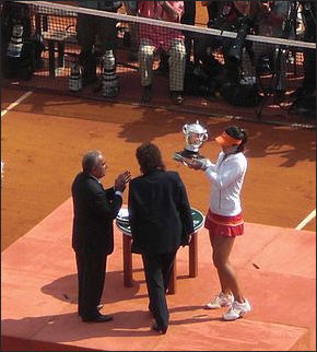 20111106-Wiki Li Na Roland_Garros_2011_-_Award_ceremony.jpg